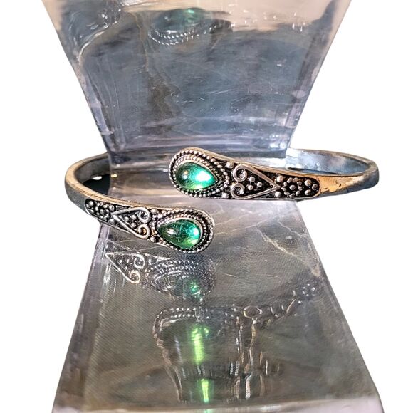 Emerald Green Resin Silver Bracelet Cuff Adjustable Bracelet Heart Daisy Motif - Picture 4 of 5